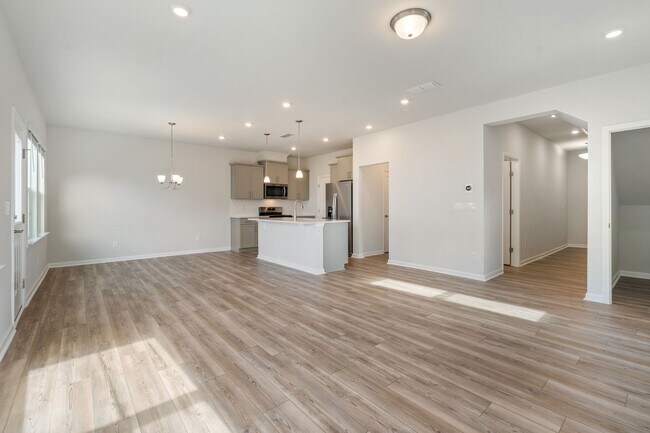 Foto del edificio - **Applications Pending** Available NOW! Ne...