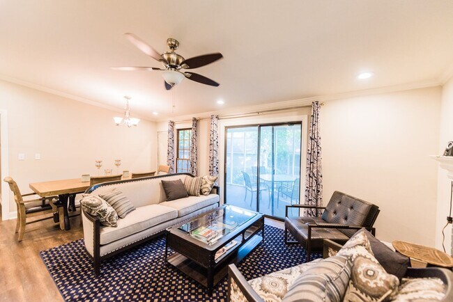 Building Photo - Lovely 3 BR, 2 BA, 1 Car Garage with Scree...