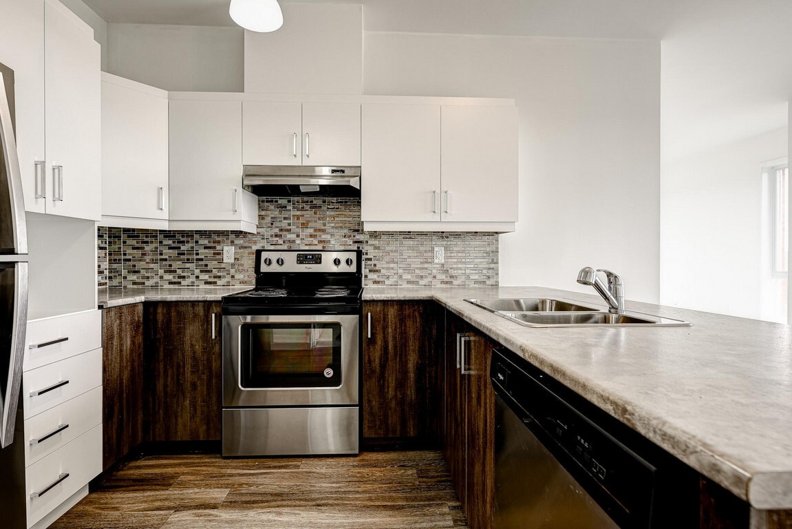 Primary Photo - 1270 Boulevard Lucille-Teasdale