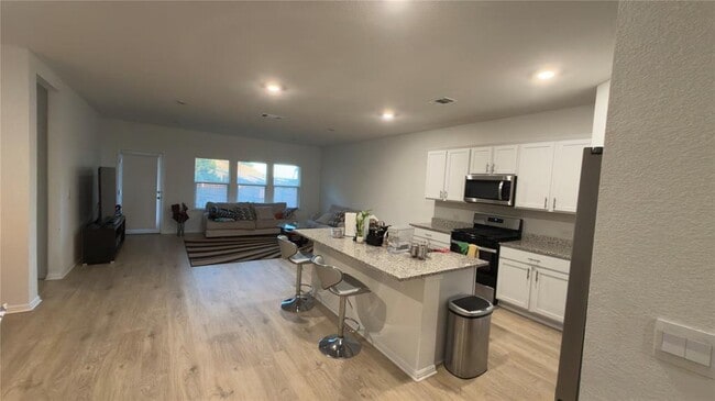 Building Photo - 2512 Hackamore Dr