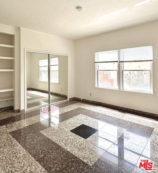 Foto del edificio - 121 N Swall Dr