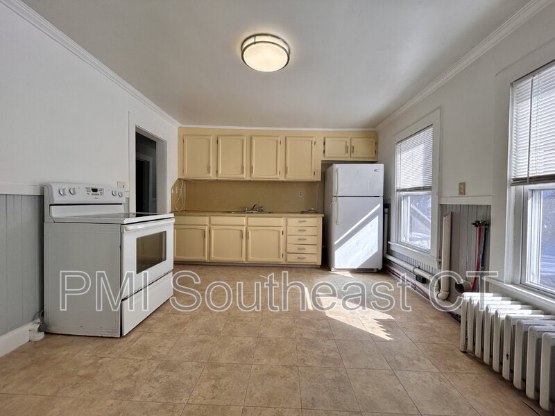 Photo - 484 Pleasant St