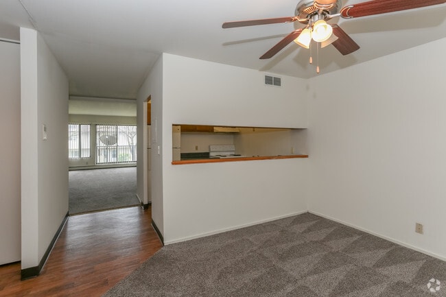 Dining Room - Harbor Pointe Apartments