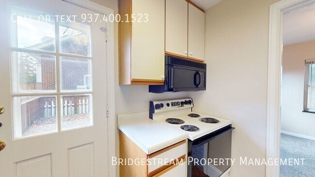 Building Photo - Large 2 bedroom, 1 bath double with baseme...