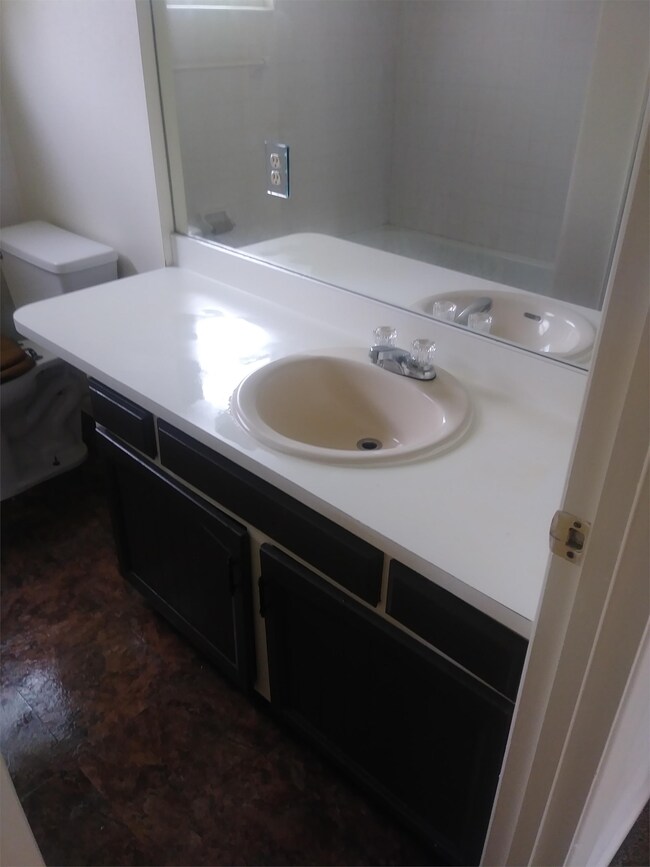 Building Photo - 335 Walnut St