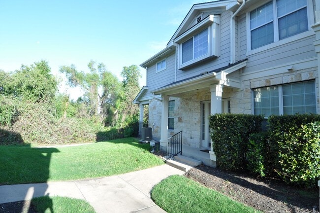 Building Photo - All appliances included! Gated lock and leave condo community in North Austin