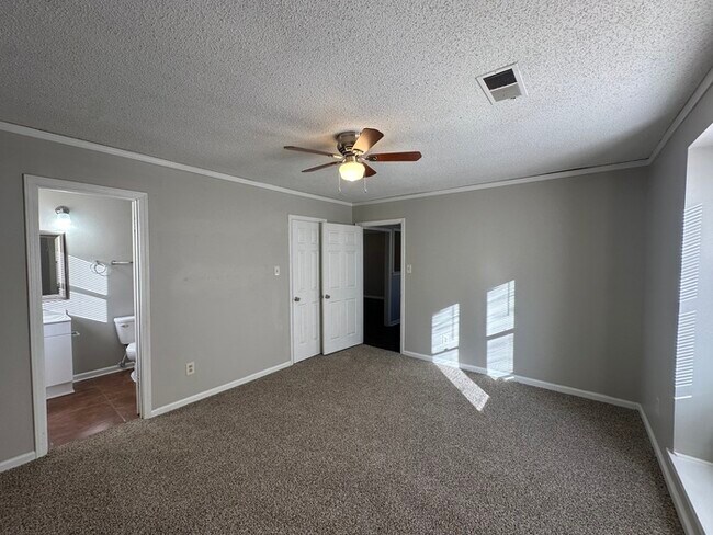 Building Photo - 2161 Oldfield Dr