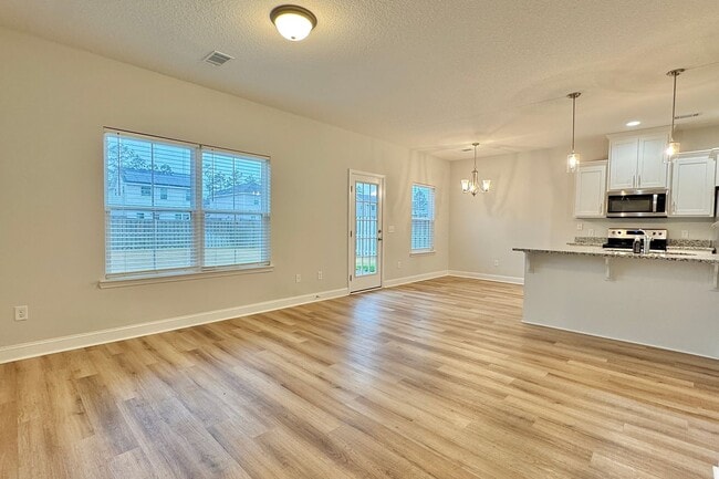 Foto del edificio - AVAILABLE NOW! (Pet Friendly)