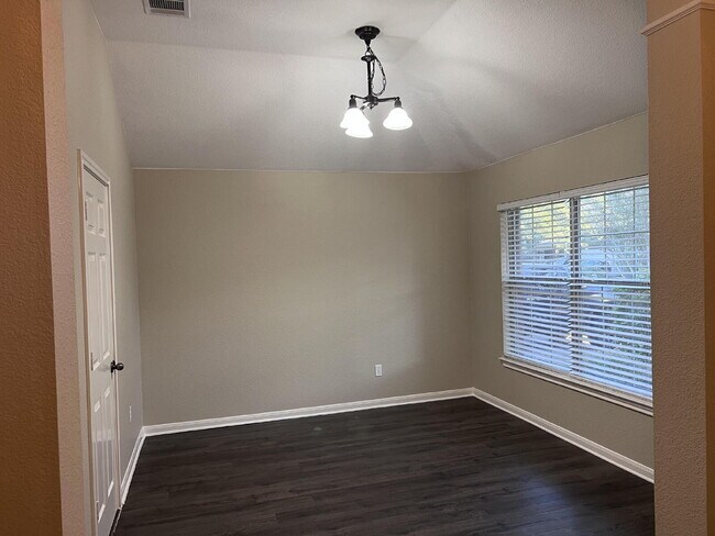 Foto del edificio - Coming Soon! 3BD 2BA Home for Rent: Kyle T...