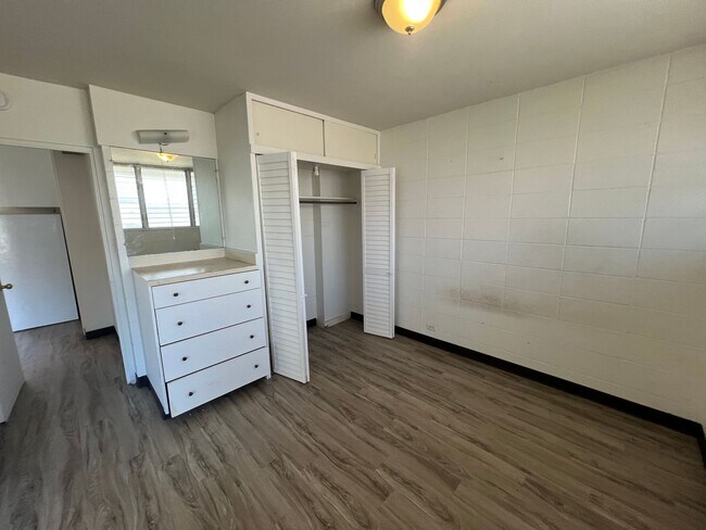 Building Photo - 2 Bedroom/1 Bathroom/1 Parking on University Ave