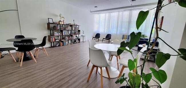 Foto del edificio - 7545 E Treasure Dr