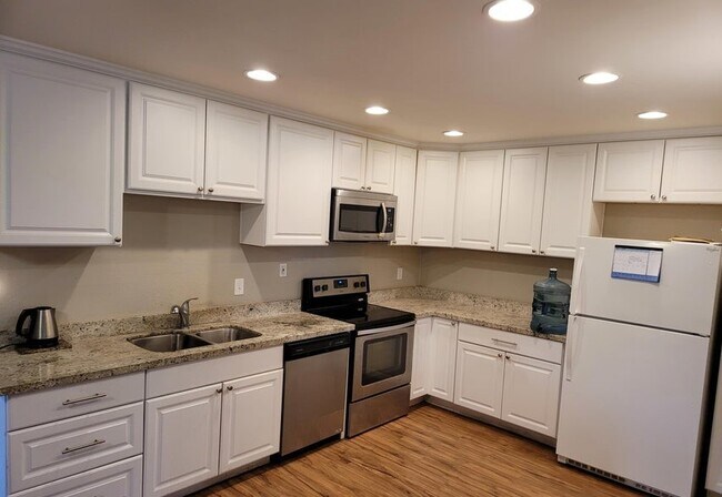 Building Photo - 709 W El Prado Rd