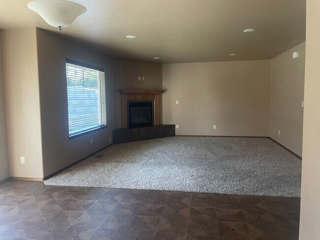 Foto del edificio - Beautiful Home available Mid November