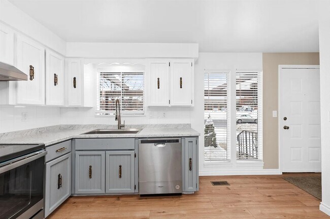 Kitchen updated 2022 - 211 W Hastings Rd