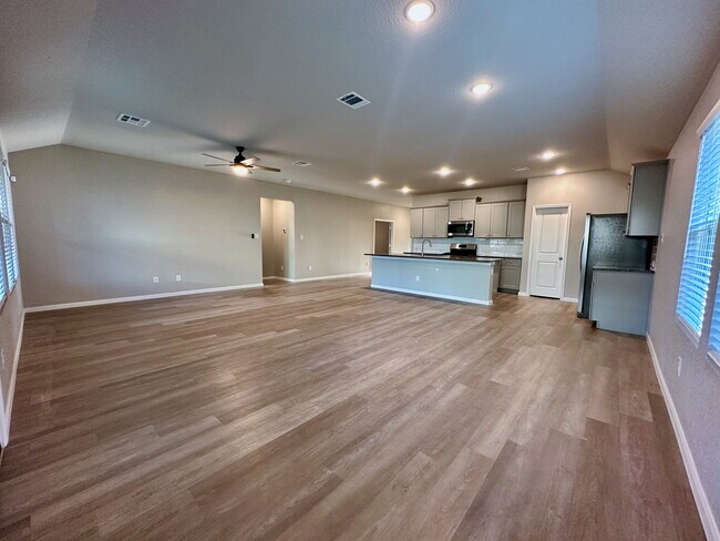 Sala de estar principal - Vista hacia la parte delantera de la casa - 32132 Morels Ave