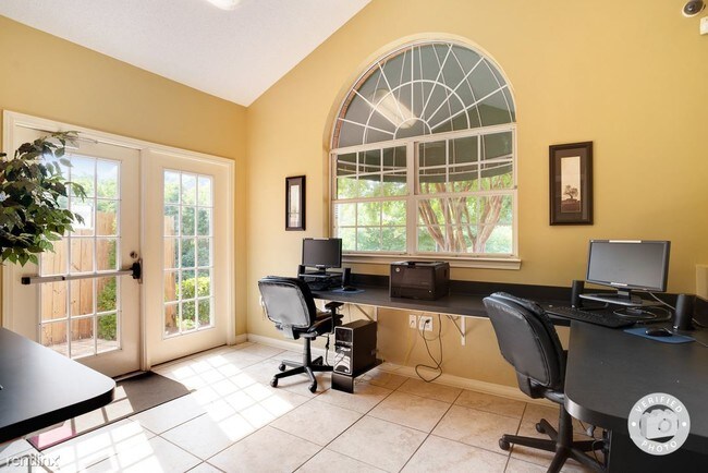 Foto del edificio - 100 Lakeshore Dr NE