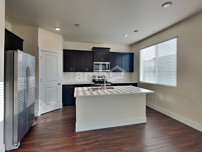 Building Photo - 1066 S Jillian Avenue