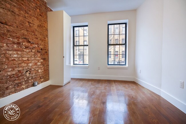 Building Photo - 1654 Putnam Ave