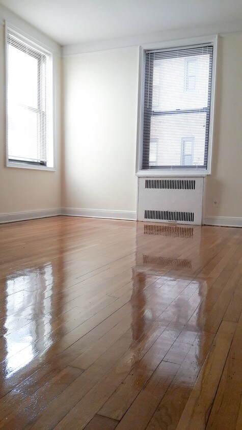 Primary Photo - 2147 E 17th St