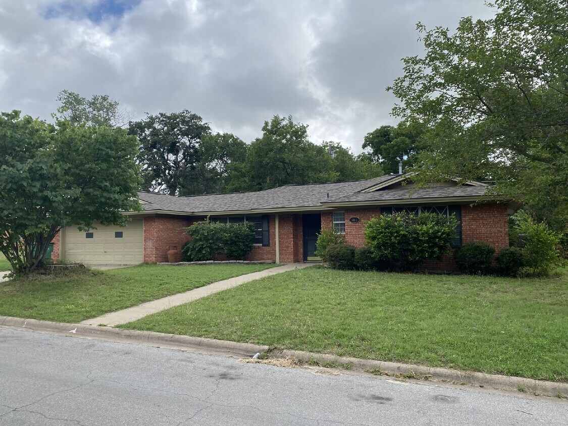 Primary Photo - Lovely, well maintained 3 bedroom 2 bath i...