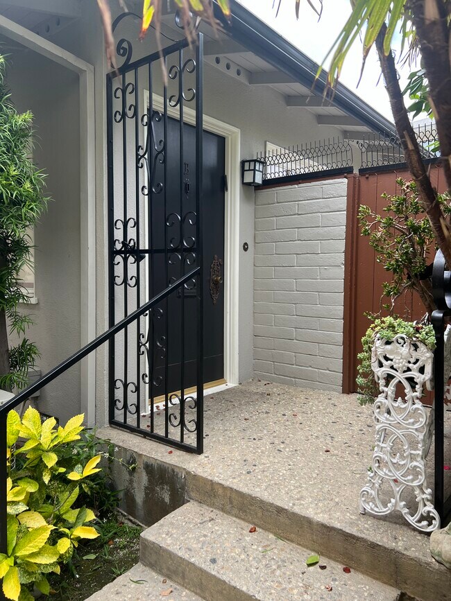 Building Photo - 605 N Doheny Dr