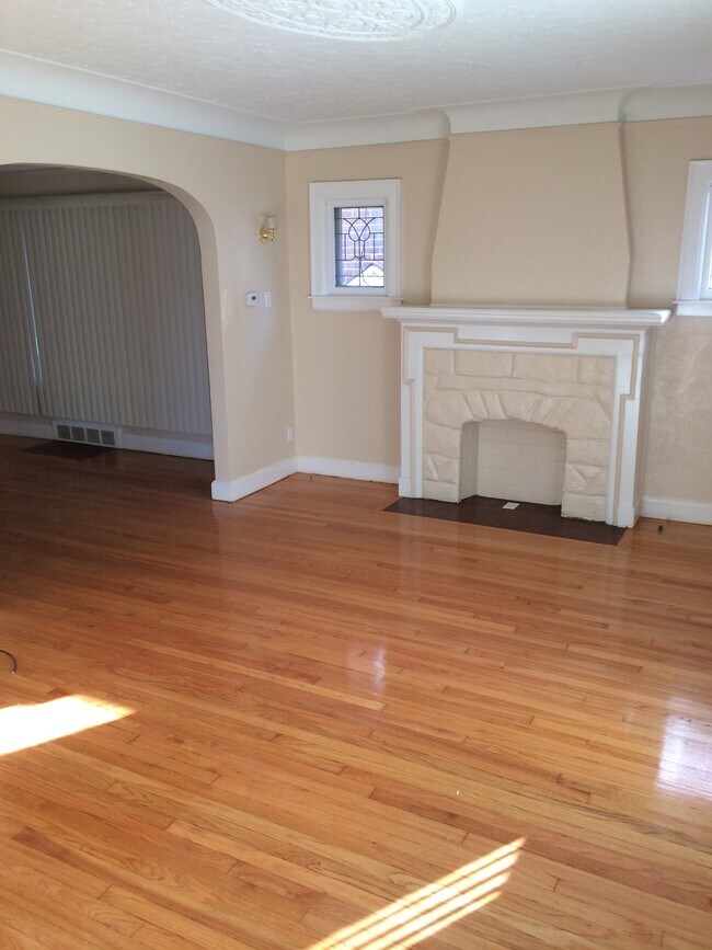 Building Photo - 10880 Stratman St