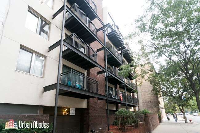 Foto del edificio - 1220 N LaSalle Dr