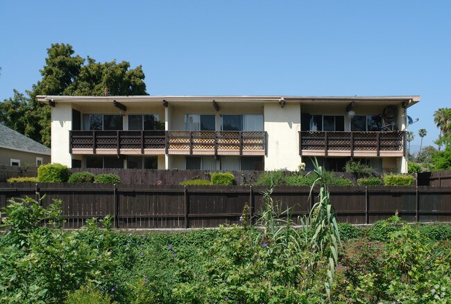 Foto del edificio - Holiday Plaza Apartments