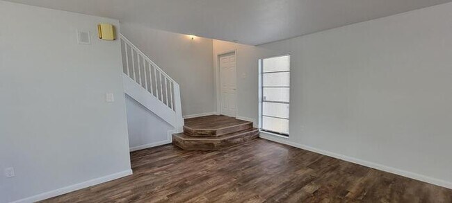 Foto del edificio - Spacious 3BD/2.5BA Townhouse in Golden Gate!