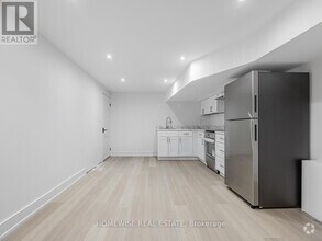 Building Photo - 21 Raeburn Ave