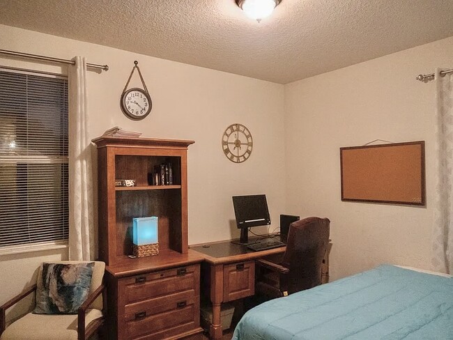 Downstairs Office/ Guestroom - 86280 Augustus Ave