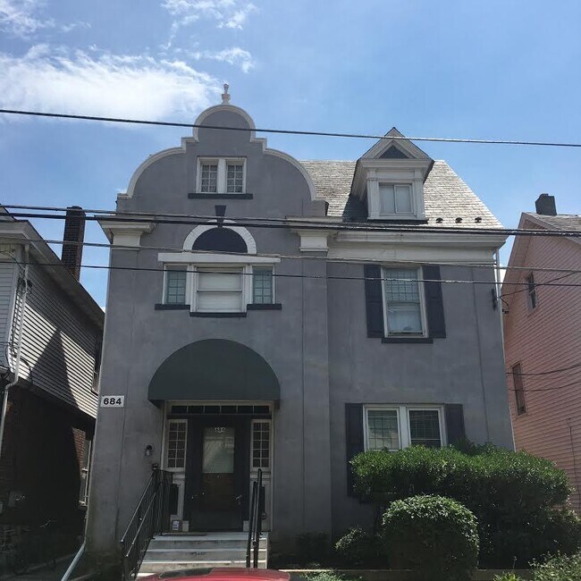 Foto del edificio - 684 Wolf Ave