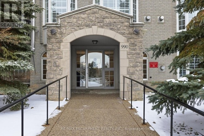 Building Photo - 990 Golf Links Rd