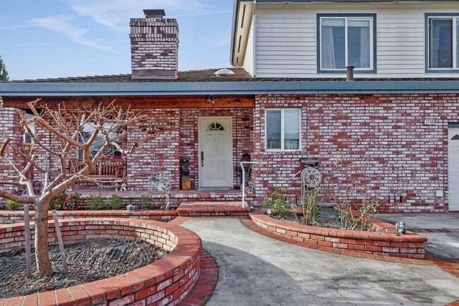 Entrance and Front Porch - 37449 Rockwood Dr