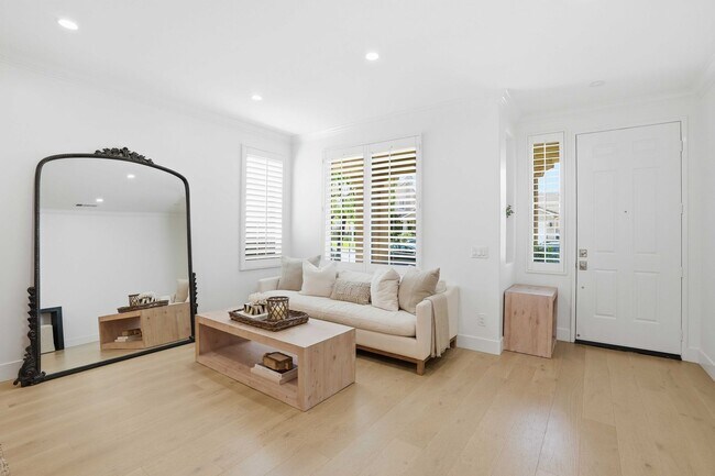Building Photo - 24051 Via Cresta