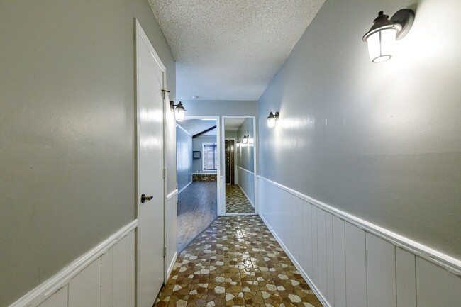 Building Photo - 3 bed 2 bath house with basement