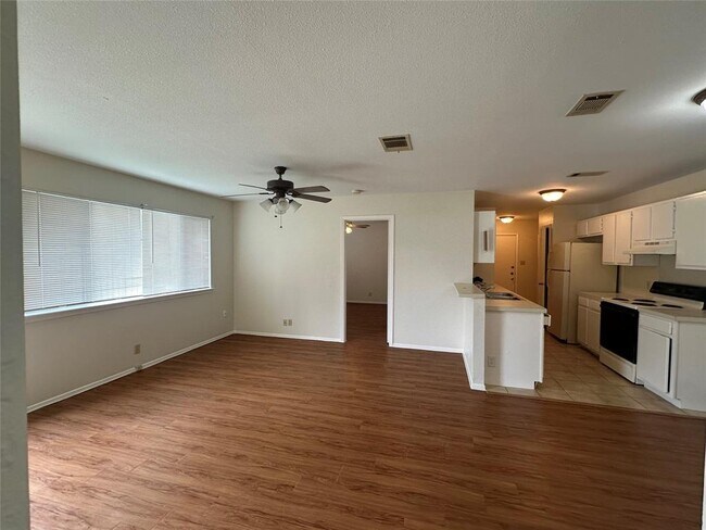 Foto del edificio - 8703 Piney Point Dr