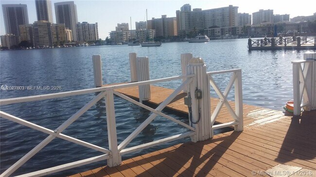 Foto del edificio - 450 Golden Isles Dr