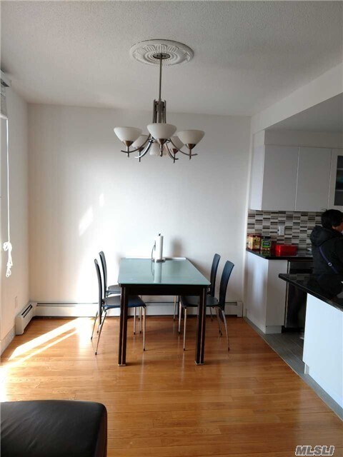 Foto del edificio - 136-17 Maple Ave
