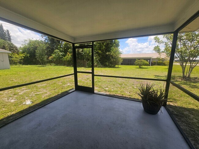 Building Photo - Freshly painted and brand new carpet/laminate 2 bed 2 bath 1 car garage single family home!!!