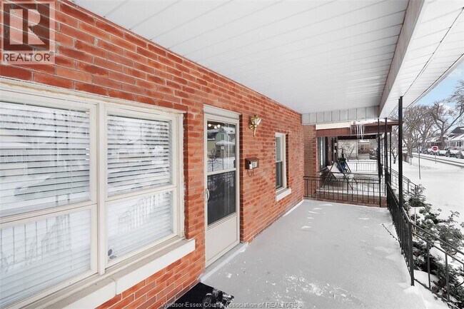 Photo du bâtiment - 907 Gladstone Ave