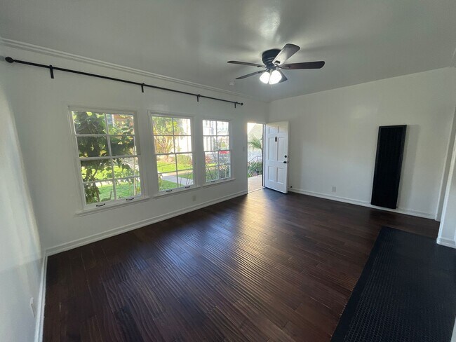 Foto del edificio - BEAUTIFUL KTOWN 1BR JUST BECOMING AVAILABLE!!