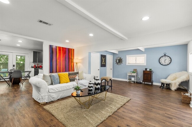 Foto del edificio - 5808 Community Dr