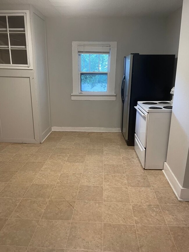 Building Photo - Knoxville 37914 - 2 Bedroom, 1 Bath Home -...
