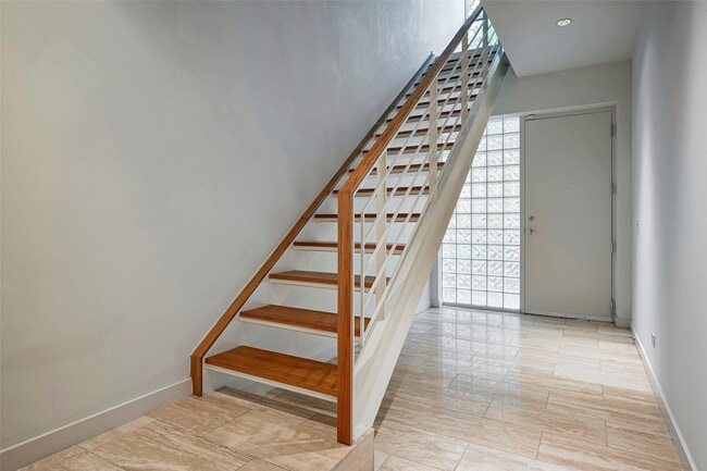 Foto del edificio - 3372 Miro Pl