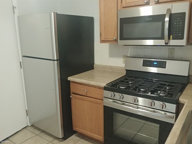Building Photo - 1 br, 1 bath  - 2501 S 44th St Apt 1