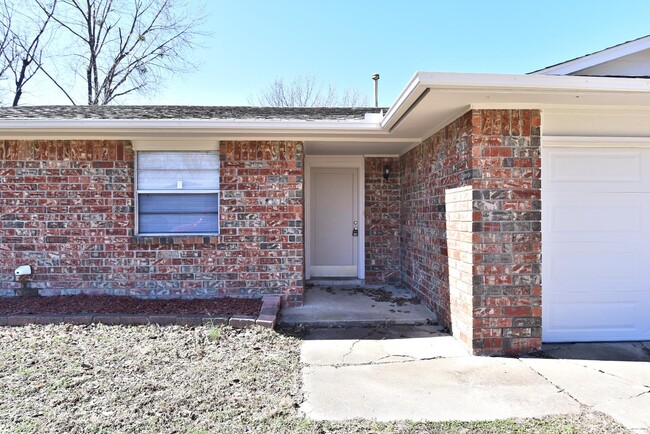 Building Photo - 1626 S Redbud Ave