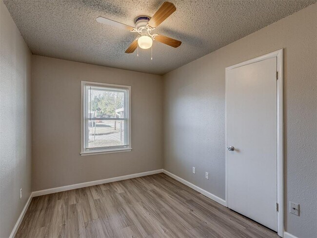 Building Photo - 1700 Hanna Dr