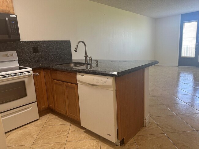 Foto del edificio - 2771 Riverside Dr