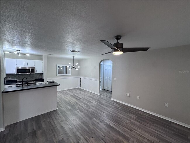 Building Photo - 8932 Manor Loop